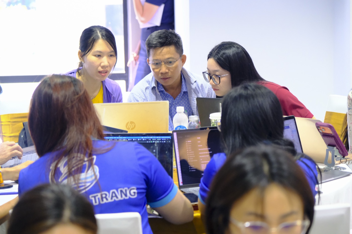 Học viên khóa AI Tinh Gọn Nha Trang thực hành trên laptop