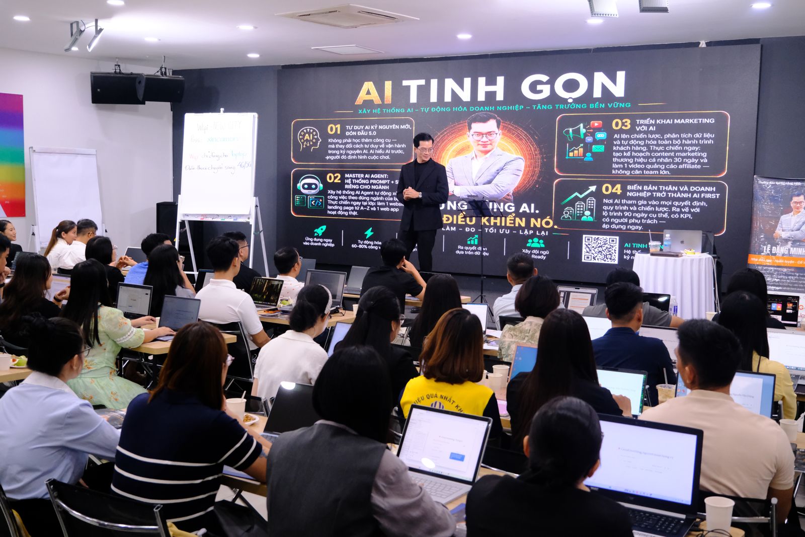Lê Đặng Minh Nhật đứng lớp AI Tinh Gọn K3 tại Nha Trang, phòng học kín học viên
