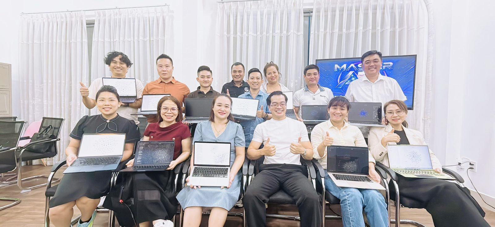 Lớp Master AI K4, học viên cầm laptop hiện bộ não thứ hai tự dựng